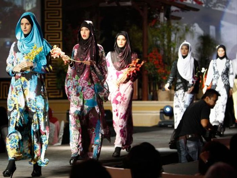 Иран малайзия. Мусульманский показ мод. Иранские показы мод. Малайзия одежда. Мусульманские модные показы.