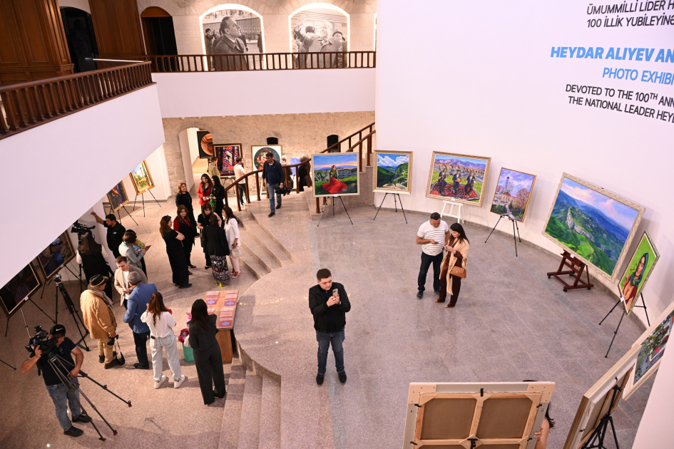 В рамках Международного фестиваля «Харыбюльбюль» открылась выставка «Карабахнаме»