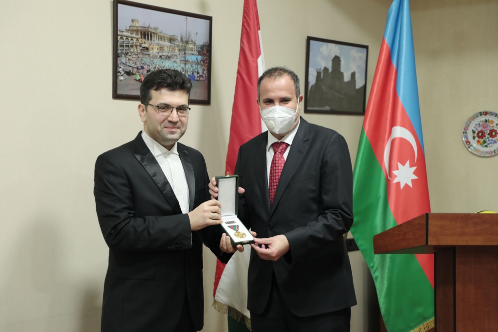 Azerbaijani artist receives Golden Cross of Hungarian Order of Merit