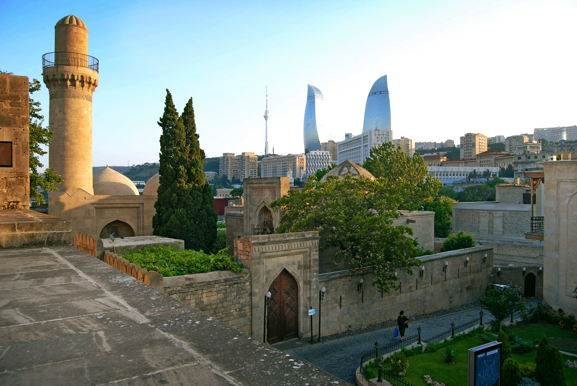 Local experts discuss Nizami Ganjavi's poetry