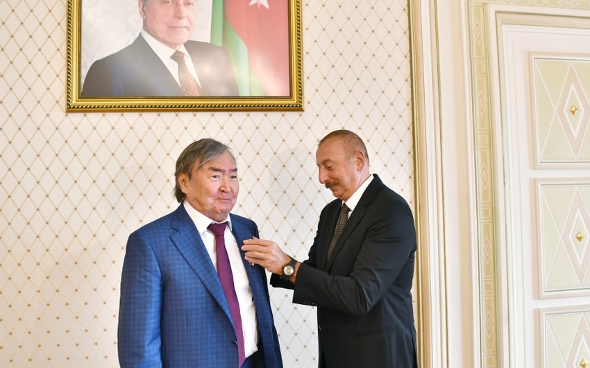 Ilham Aliyev presents Sharaf Order to prominent Kazakh poet