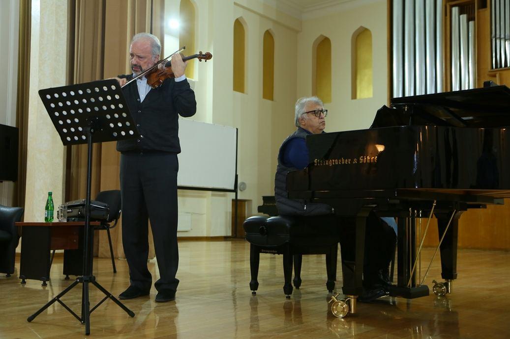 Renown violinist shares his experience with young talents