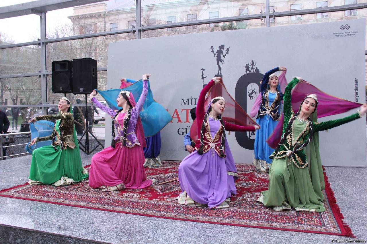 Colorful flash mob held in Baku Metro