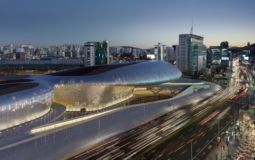 Dongdaemun Design Plaza – another masterpiece by Zaha Hadid, “Queen of the curve”