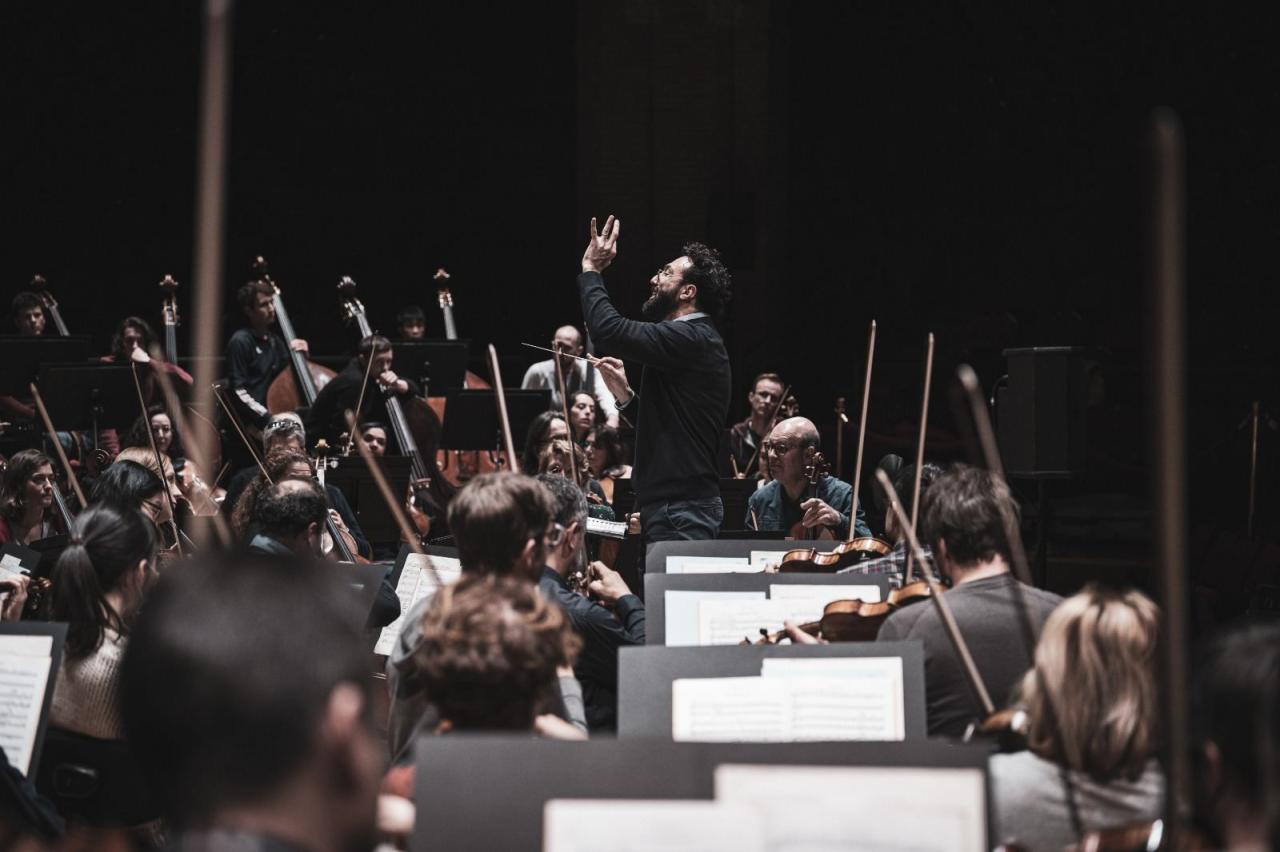 French orchestra performs under baton of national conductor 